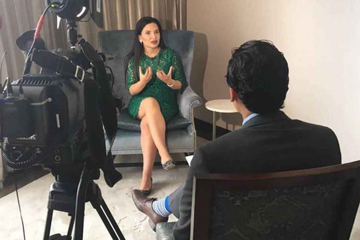 Ignatova fue acusada formalmente por un gran jurado federal en 2017, pero sigue prófuga.”Se cree que Ignatova viaja con guardias armados”, dijo la agencia.