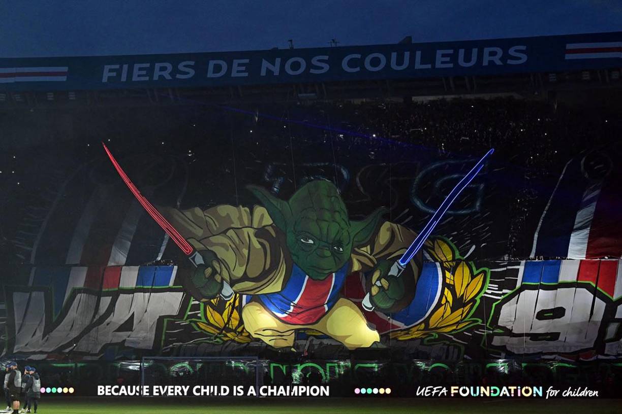 El espectacular tifo de la afición del PSG, inspirado en Star Wars y con Yoda, para recibir al Barcelona en el Parque de los Príncipes.