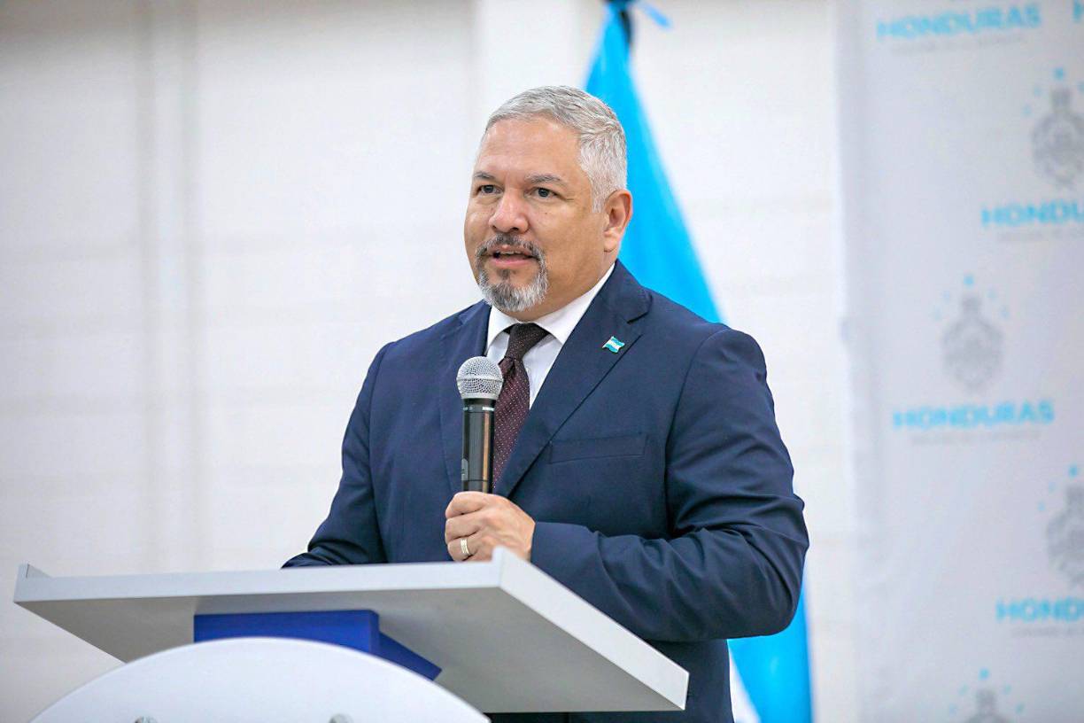 Como canciller, Enrique Reina ha calificado de injerencias algunas posiciones de Estados Unidos, incluso ha llamado a su oficina a la embajadora Laura Dogu, pero su actuar es diferente frente a manifestaciones de Venezuela.