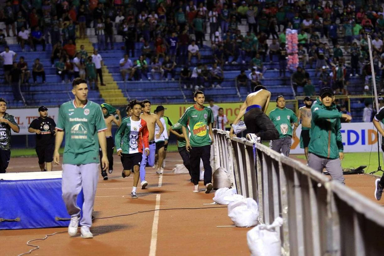 En el primer tiempo del partido, aficionados de Marathón invadieron la cancha del Olímpico provocando caos.