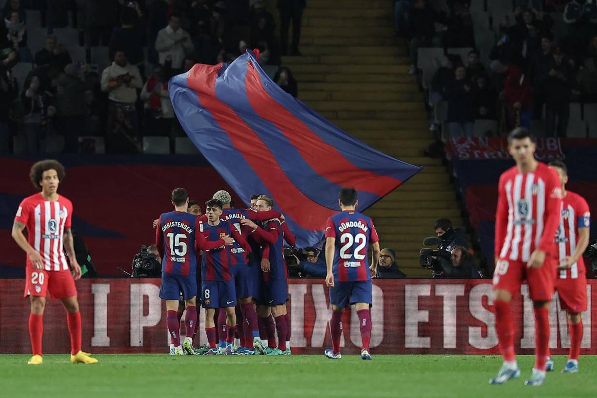 Los jugadores del Barcelona celebrando con Joao Félix su golazo ante el Atlético de Madrid.