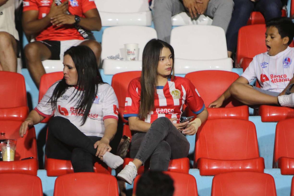 Ella deslumbró en el sector de silla del estadio Nacional.