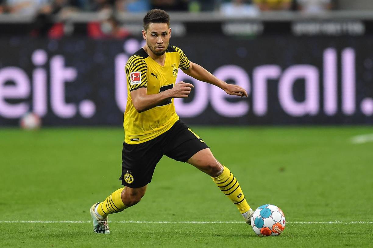 Según apunta el diario alemán Ruhr Nachrichten, están en marcha las negociaciones entre el Borussia Dortmund y el lateral izquierdo Raphael Guerreiro para la renovación de su contrato, que vence en 2023.