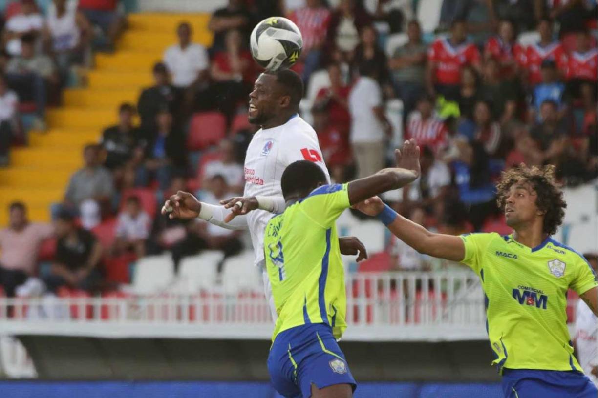 Yustin Arboleda le gana por lo alto a Elison Rivas en la disputa del balón.