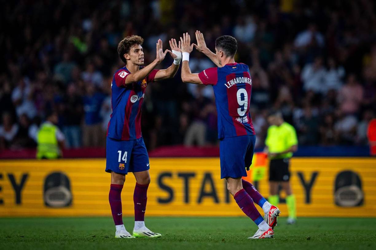 Robert Lewandowski celebra con Joao Félix, quien le dio la asistencia de su primer gol del partido.