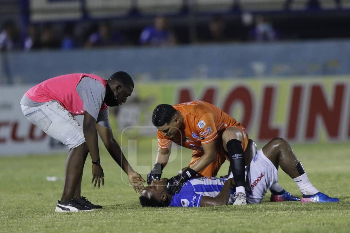 Harold Fonseca fue el primero en tratar de auxiliar a su compañero Kenneth Hernández que cayó desplomado en pleno partido.