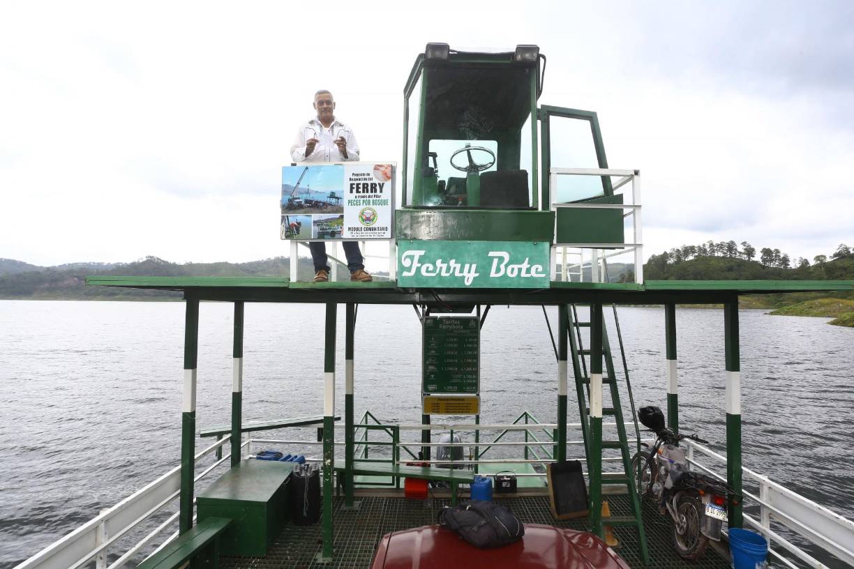 Los viajeros pueden ir en una especie de palco que tiene el ferri junto a la cabina de manejo de don Conce. La vista es bella en un espacio donde en minutos puede cruzar de un departamento a otro. De Cortés puede pasar a Comayagua, y de ahí al sur de Yoro. Es una línea imaginaria que lo obligará a sacar el mapa virtual para saber en qué parte del país se encuentra en ese momento. 