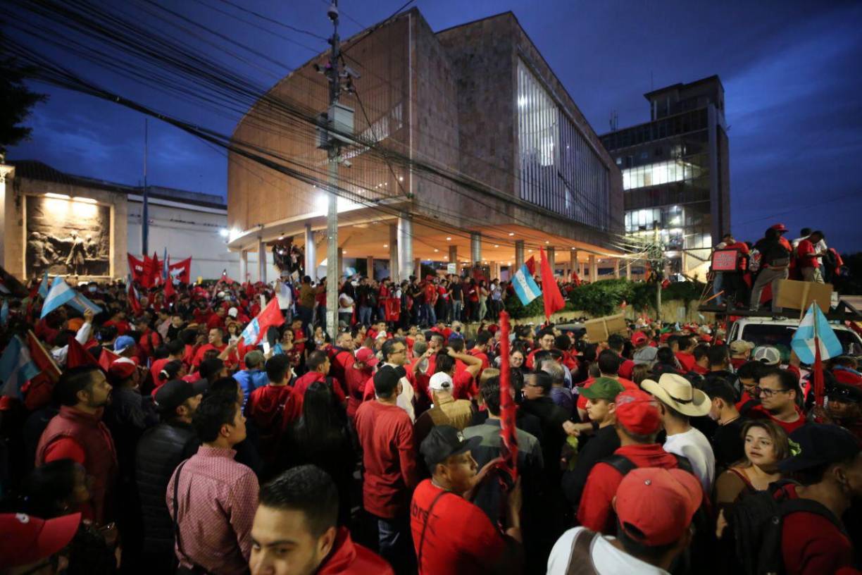 Entre los manifestantes predominaron las camisetas rojas, así como banderas de Libre, partido que surgió en 2011, después del golpe de Estado que sufrió Zelaya el 28 de junio de 2009, o del país en azul y blanco, silbatos y petardos para llamar la atención.