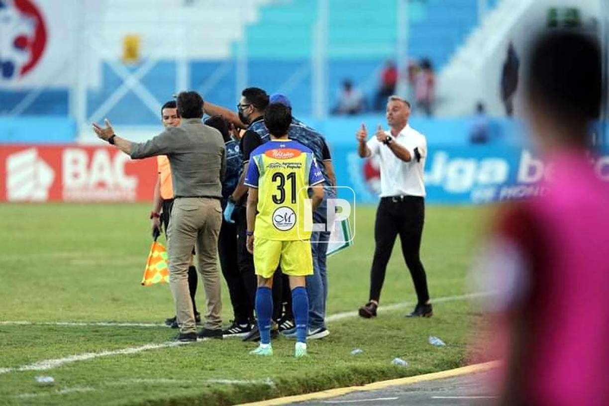 El entrenador de Victoria, Salomón Nazar, también reclamó a los árbitros por la expulsión de Yaudel Lahera, mientras Pablo Lavallén aceptaba la decisión.