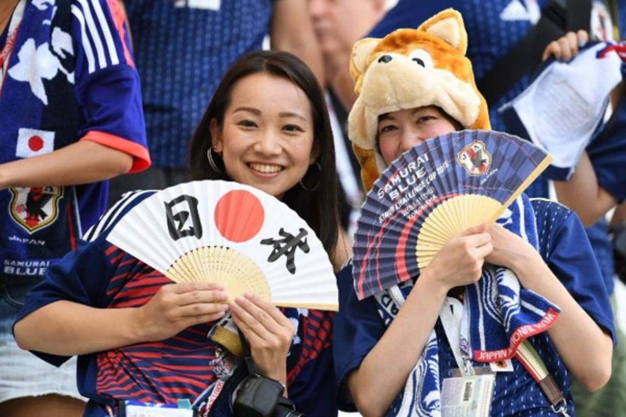 Estas dos aficionadas asiáticas llegaron con sus abanicos japoneses.