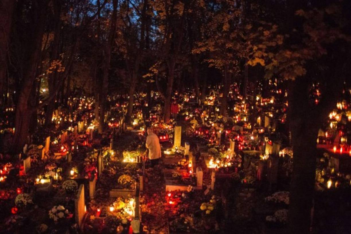 En Lituania, los cementerios se iluminaron con miles de velas para recordar a los fallecidos.
