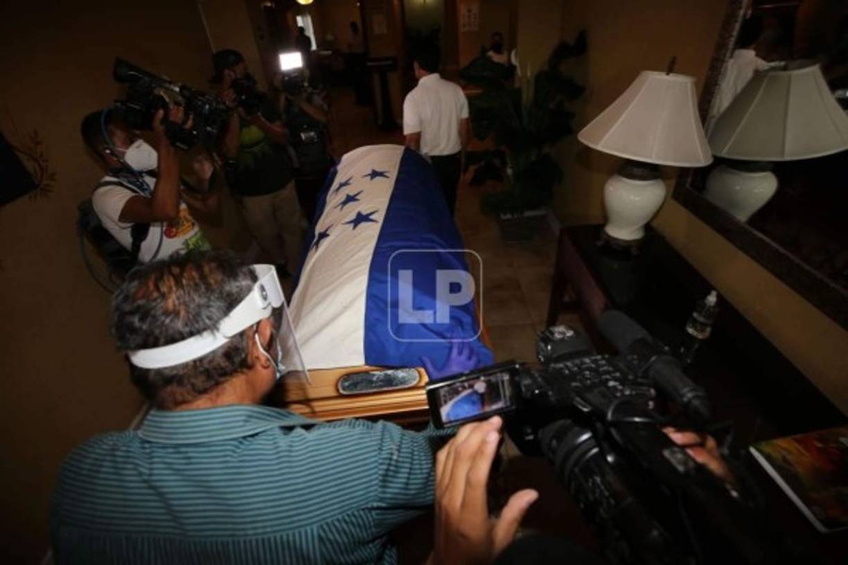 El féretro de Chelato Uclés entrando a la funeraria para seguir con su velatorio.