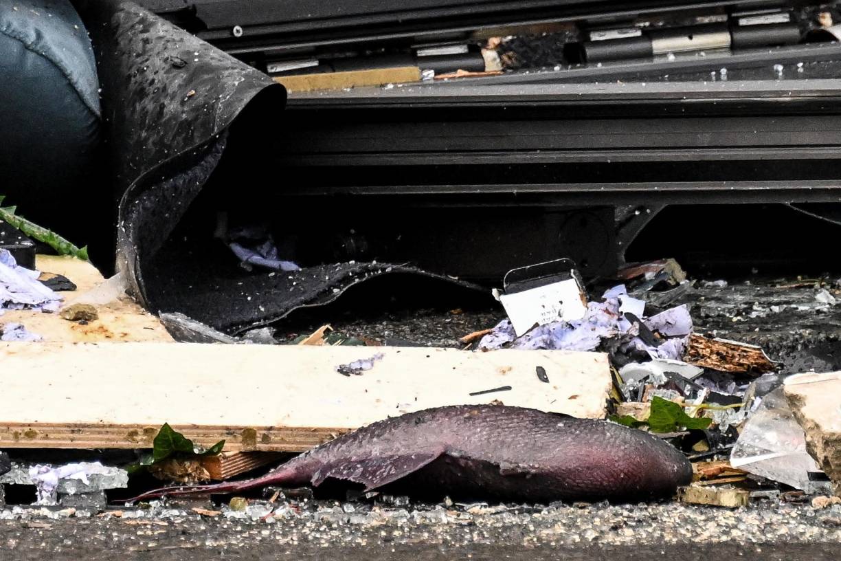 Un acuario gigante estalló el viernes en el patio de un prestigioso hotel de Berlín, desatando un ‘tsunami’ de agua que arrasó el vestíbulo, dejó dos heridos y provocó la muerte de cerca de 1,500 peces tropicales.