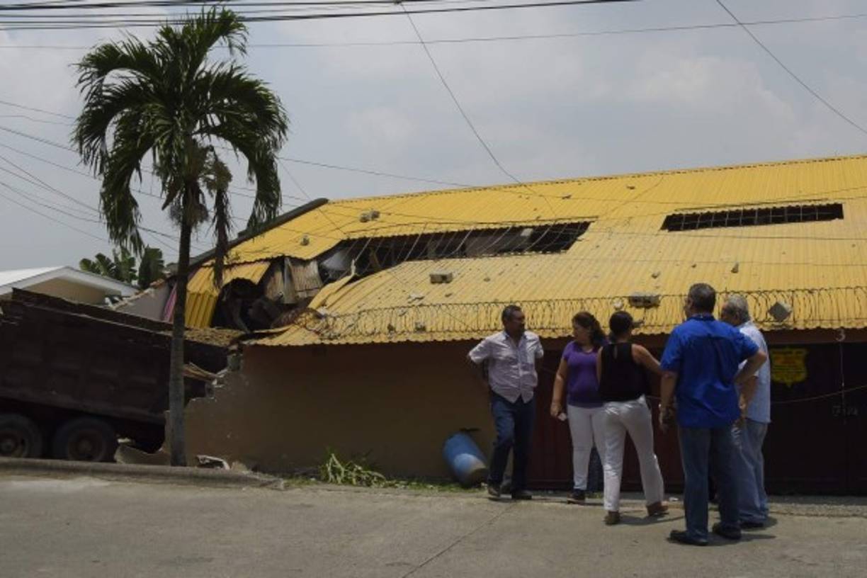 La Policía supone que un fallo en el sistema de frenos de la volqueta fue el causante del accidente.