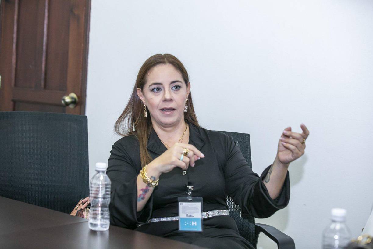 En el encuentro, también estuvo presente Jenny Alvarado, madre de la influencer hondureña. 