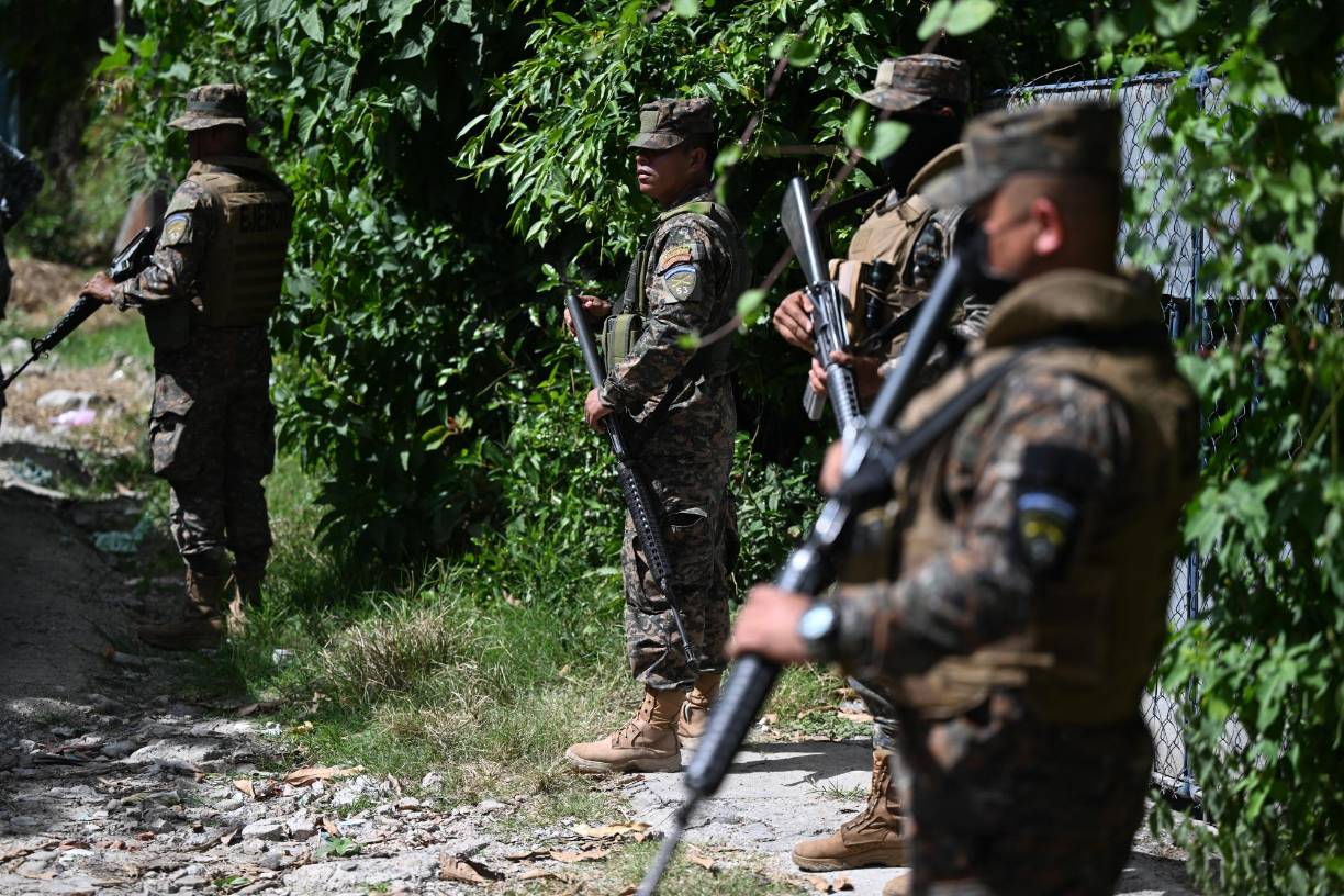 El presidente del país, Nayib Bukele, informó la madrugada de ayer en sus redes sociales que 8,500 soldados y 1,500 agentes de la Policía “han rodeado la ciudad” y que “los equipos de extracción de la Policía y el Ejército se encargan de sacar uno a uno a todos los pandilleros que aún se encuentran ahí”.