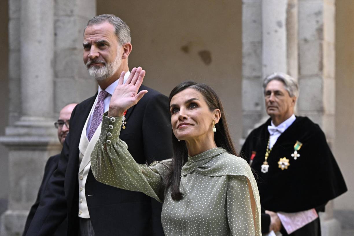 Cuatrocientos jóvenes de organizaciones respaldadas por la familia real. Miembros de otras monarquías como los reyes Felipe VI y Letizia de España, los príncipes Federico y María de Dinamarca, los príncipes Fumihito y Kiko de Japón, los príncipes Alberto II y Charlene de Mónaco, el rey Abdulá II y la reina Rania de Jordania. Unos 80 miembros de las cámaras baja y alta del Parlamento británico. Tom Parker Bowles y Laura Lopes, hijos del primer matrimonio de la reina Camila.