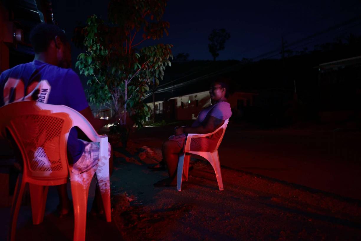 “Cuando uno quiere descansar no puede, a veces incluso ni se come porque todo se ha arruinado. En nuestro hogar ya se quemaron algunos reguladores de voltaje y nos da miedo perder más porque no hay dinero”, reclama con voz entrecortada un joven del sector.