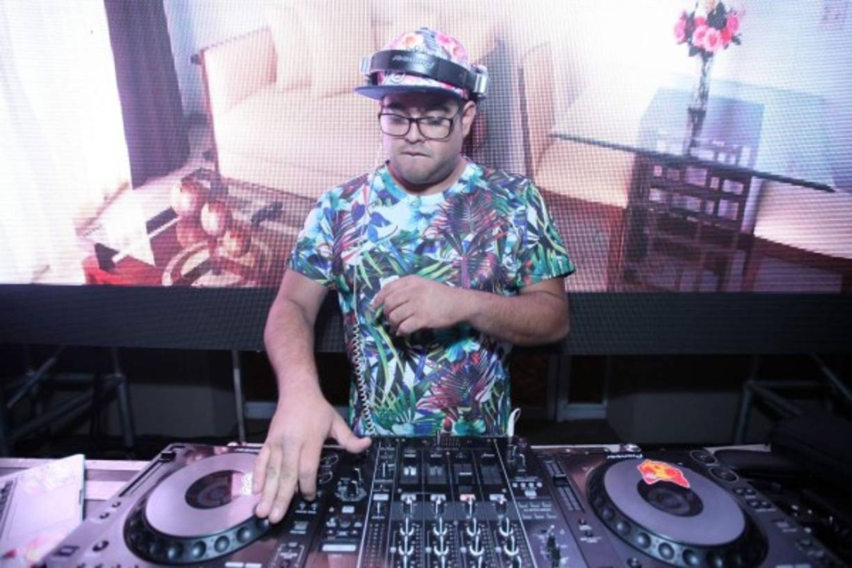 Las mezclas de un disyóquey animaron la cita.