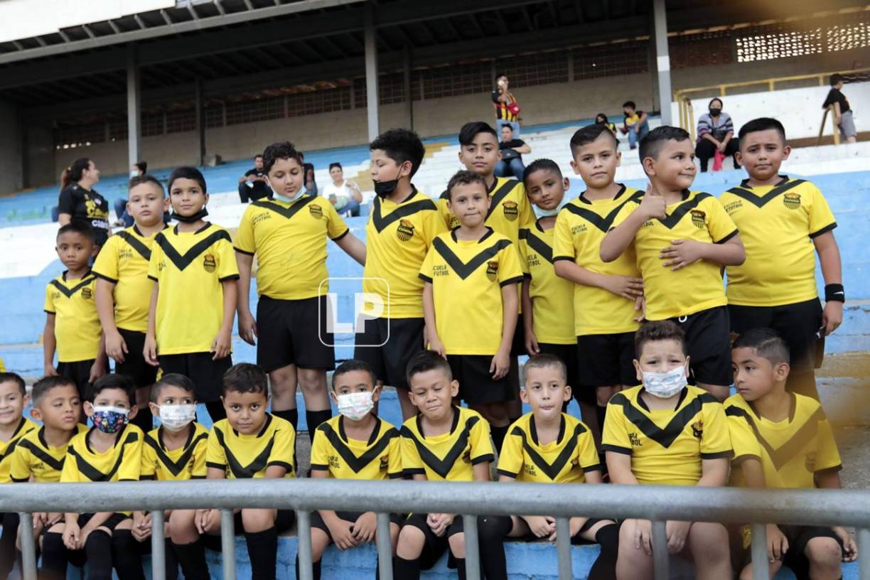 Estos niños asisteron identificados con la camiseta del Real España.
