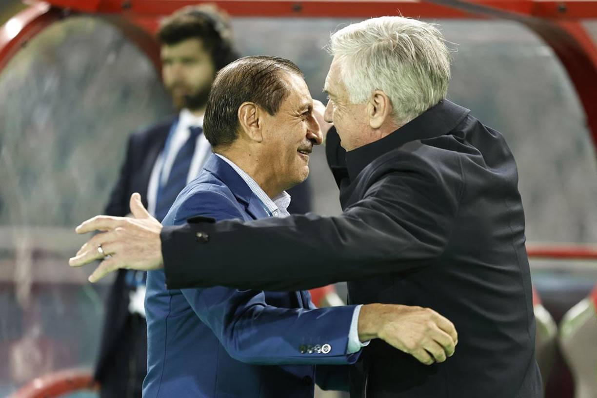 El tremendo abrazo que se dieron Carlo Ancelotti y Ramón Díaz, entrenador del Al Hilal.