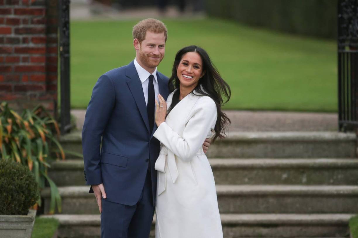 Entre sus polémicas declaraciones también revela que guardó una caja con cabello de su madre a la par de su cama que le ayudó a concebir a su primer hijo con Meghan Markle o como la ex actriz pidió guía y claridad a su suegra durante una visita a su tumba. 