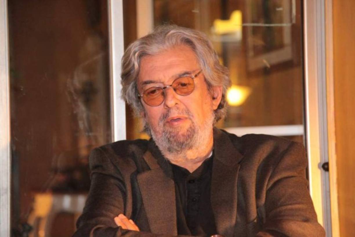 Rigoberto Paredes (1948 – 2015) fue un poeta, ensayista y editor hondureño. Nació en Santa Bárbara y falleció en Tegucigalpa.<br/><br/>Fungió como Viceministro de Cultura, Diplomático de Honduras en México y Director de Asuntos Culturales del Ministerio de Relaciones Exteriores. Además es confundador de la Librería Café Galería Paradiso.