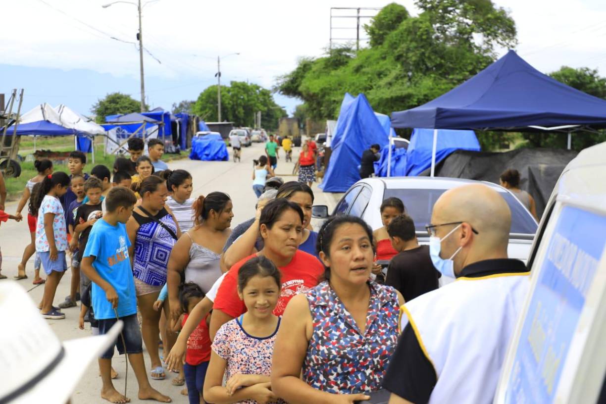 La gran cantidad de pequeños junto a adultos que pernoctaron la noche del domingo y amanecieron este lunes en el referido eje carretero, evidencian la difícil situación que viven muchos habitantes de La Lima, producto de las lluvias que generó la tormenta Julia, ahora degradada a depresión tropical. 