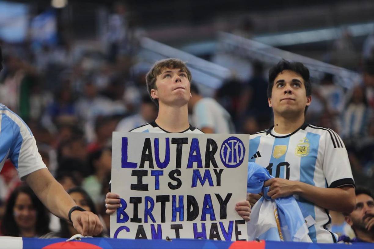 Un fan de Lautaro Martínez le pidió su camiseta con esta pancarta por ser su cumpleaños.