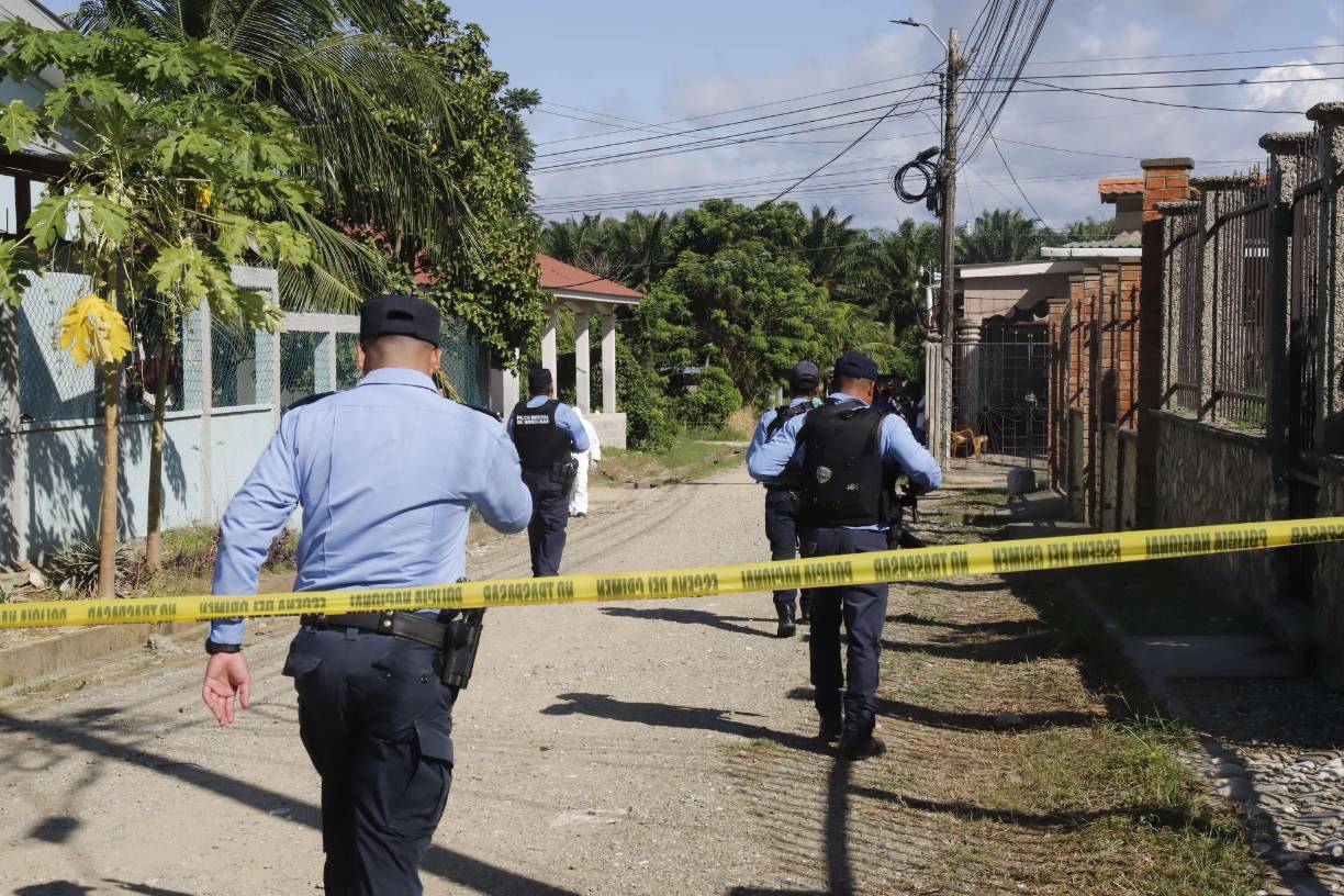En la escena habían decenas de casquillos de diferentes calibres. Encima de uno de los cadáveres dejaron un rótulo en el que escribieron “por cada uno que me toques, el cartel mata 10, firma Cartel del Atlántico”.