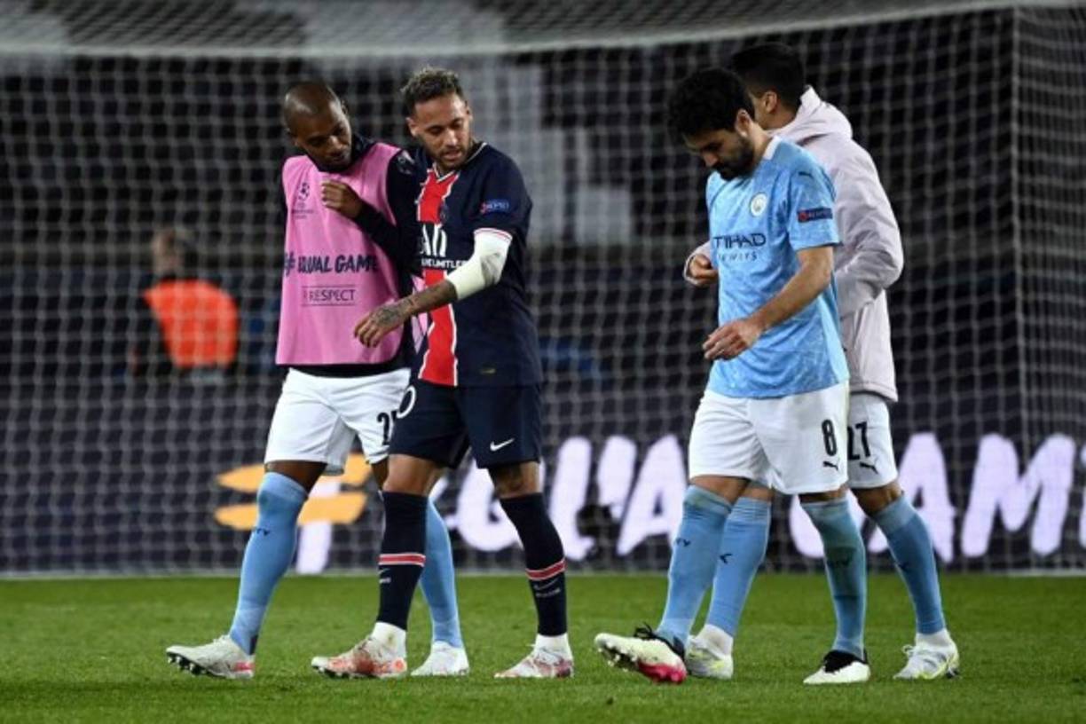 Neymar se preocupó por el golpe que recibió Ilkay Gündogan y le preguntó cómo estaba.