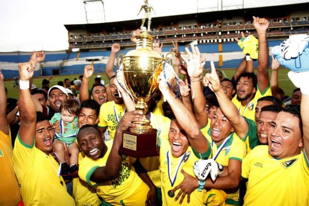 El Social Sol logró el ascenso a la Primera División de la Liga Nacional del fútbol hondureño tras ganar al Alianza Becerra en la tanda de penales. No te pierdas la galería de la celebración y el ambiente en el estadio Olímpico.