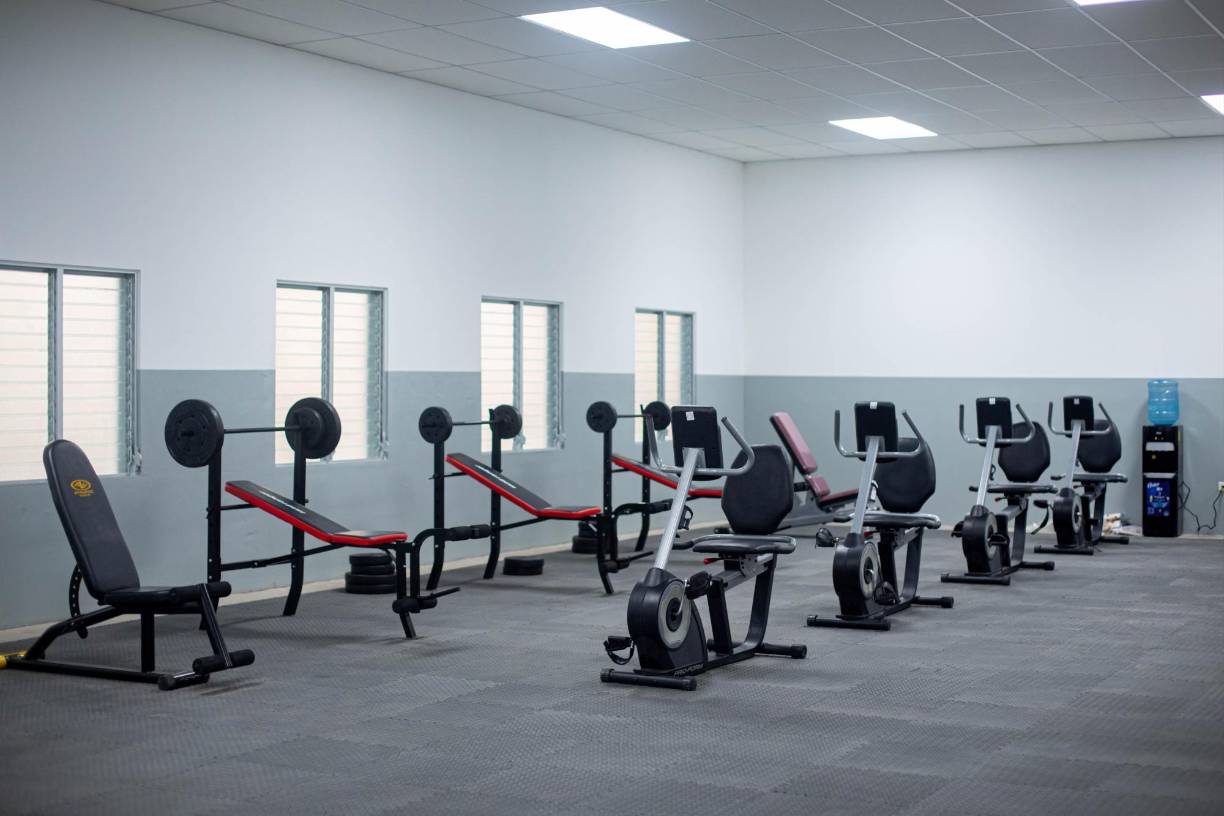 Las instalaciones de la prisión cuentan con un gimnasio, y camarotes con cómodas camas para que “los agentes penitenciarios cuenten con todas las comodidades y facilidades para ejecutar dignamente su labor. Los tiempos en los que los privilegios dentro de las cárceles eran para los terroristas terminaron”, afirmó el Gobierno de Bukele.