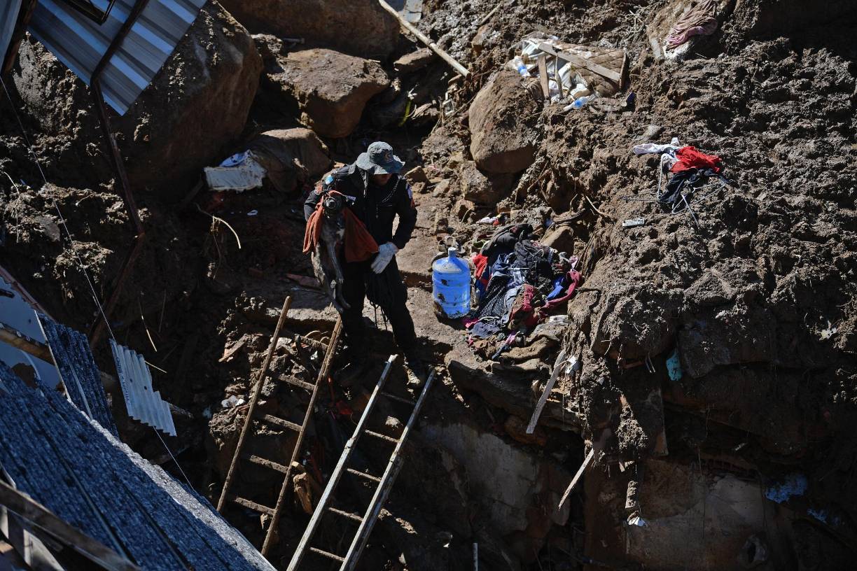 Según los expertos, la tragedia es consecuencia de una combinación de factores, entre estos lluvias excesivas, la topografía de la región y la existencia de grandes barriadas de casas precarias, muchas de ellas construidas de manera ilegal, en las escarpadas zonas de riesgo.