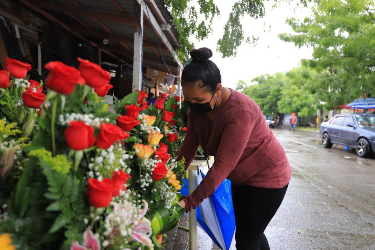 En el mercado también pueden encontrar peluches y globos con frases de amor y amistad. Las redes sociales también están inundadas de artículos para compartir, desde comidas, perfumes, flores y arreglos.