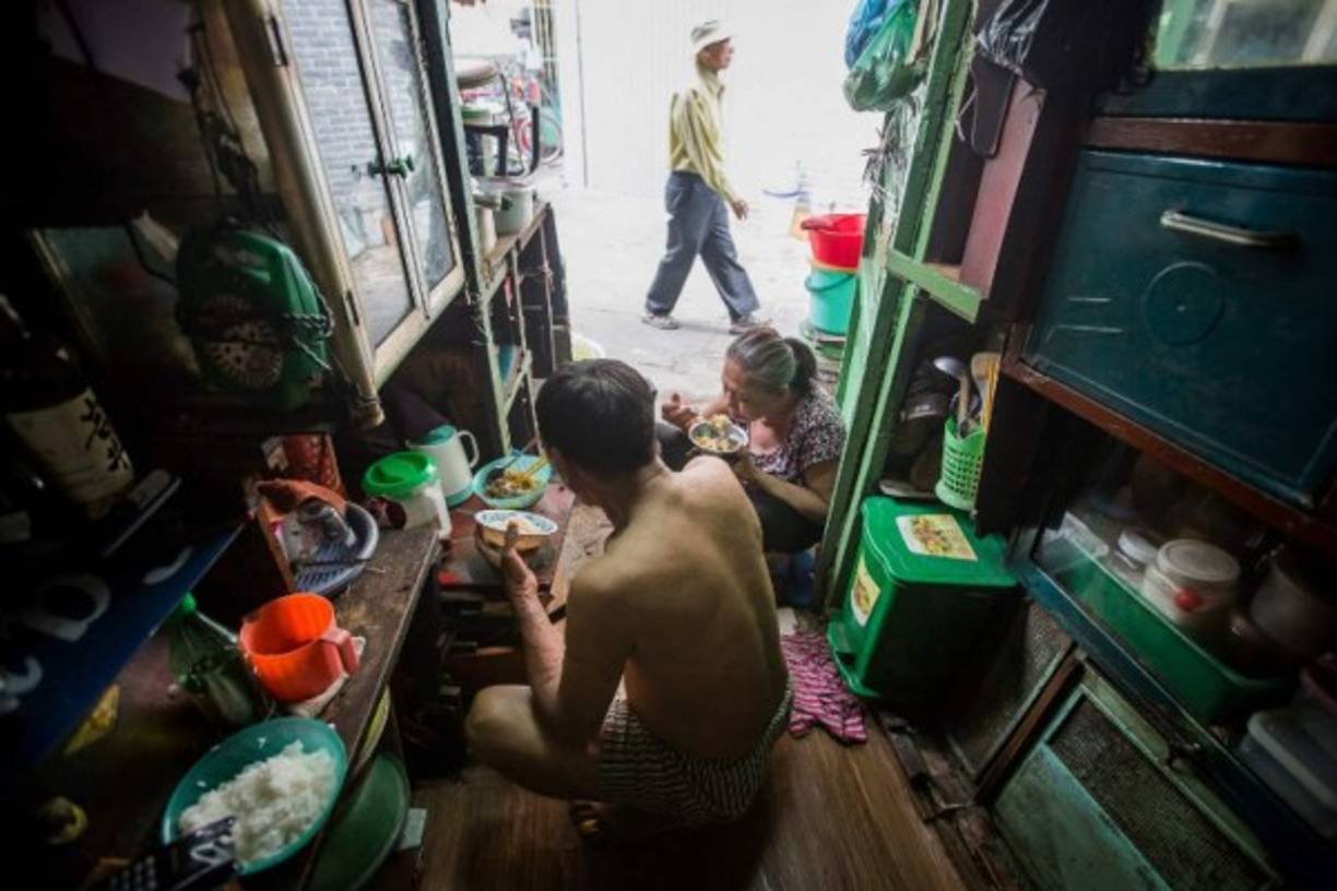 Él duerme a menudo en el exterior, en una tumbona. 'Es muy difícil encontrar un lugar seco durante la estación lluviosa', explica este hombre de 49 años que vive en este lugar desde 1975.