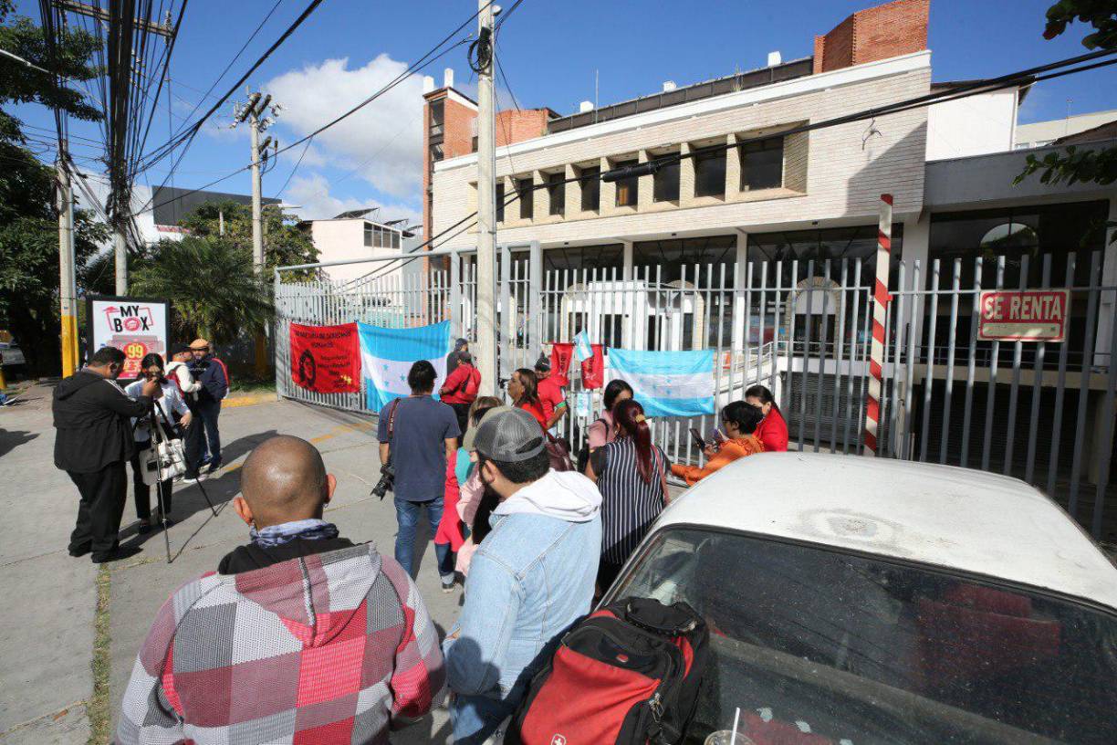 La protesta busca evitar la aceptación de la renuncia del viceministro Guido Euguire, quien formalizó su dimisión debido a los conflictos con Roque.