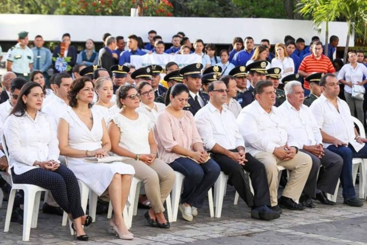 Desde muy temprano iniciaron los actos de izado de la Bandera Nacional, en el atrio de la Municipalidad de San Pedro Sula.
