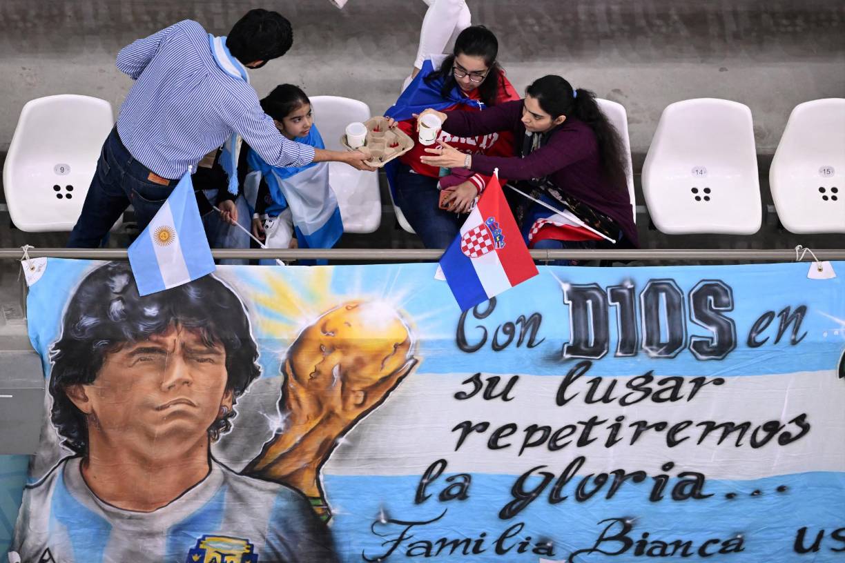 Antonela e Ivana causan revuelo en el Argentina-Croacia