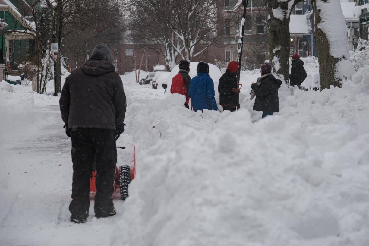 El total de muertes confirmadas por las autoridades en nueve estados llegó a 53, incluidas 31 solo en el condado de <b>Erie</b>, que incluye la ciudad de Buffalo, en Nueva York, donde el presidente Joe Biden aprobó el lunes el “estado de emergencia”.