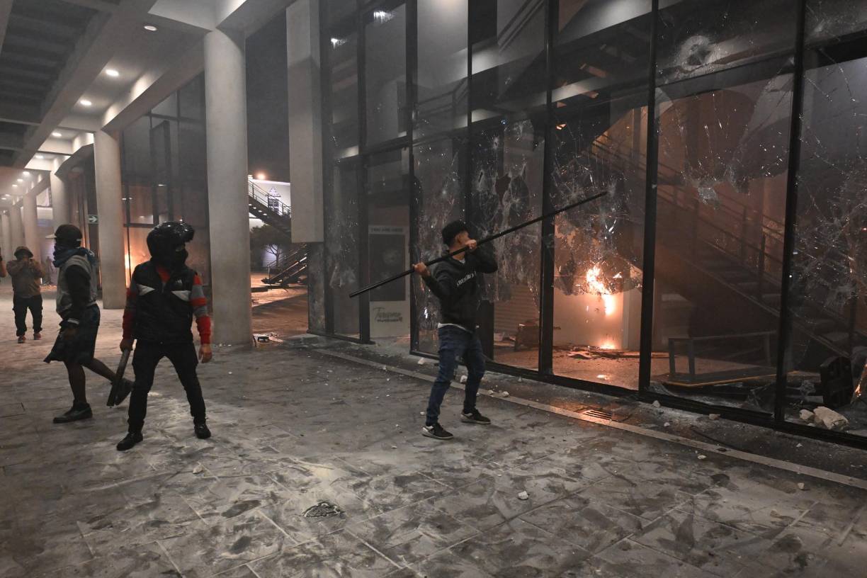 La noche del lunes, un grupo personas se infiltró entre los manifestantes, según la policía, y atacó a los agentes, quienes lanzaron gases lacrimógenos para disipar la protesta enfrente del Palacio de la Cultura, antigua sede de gobierno.