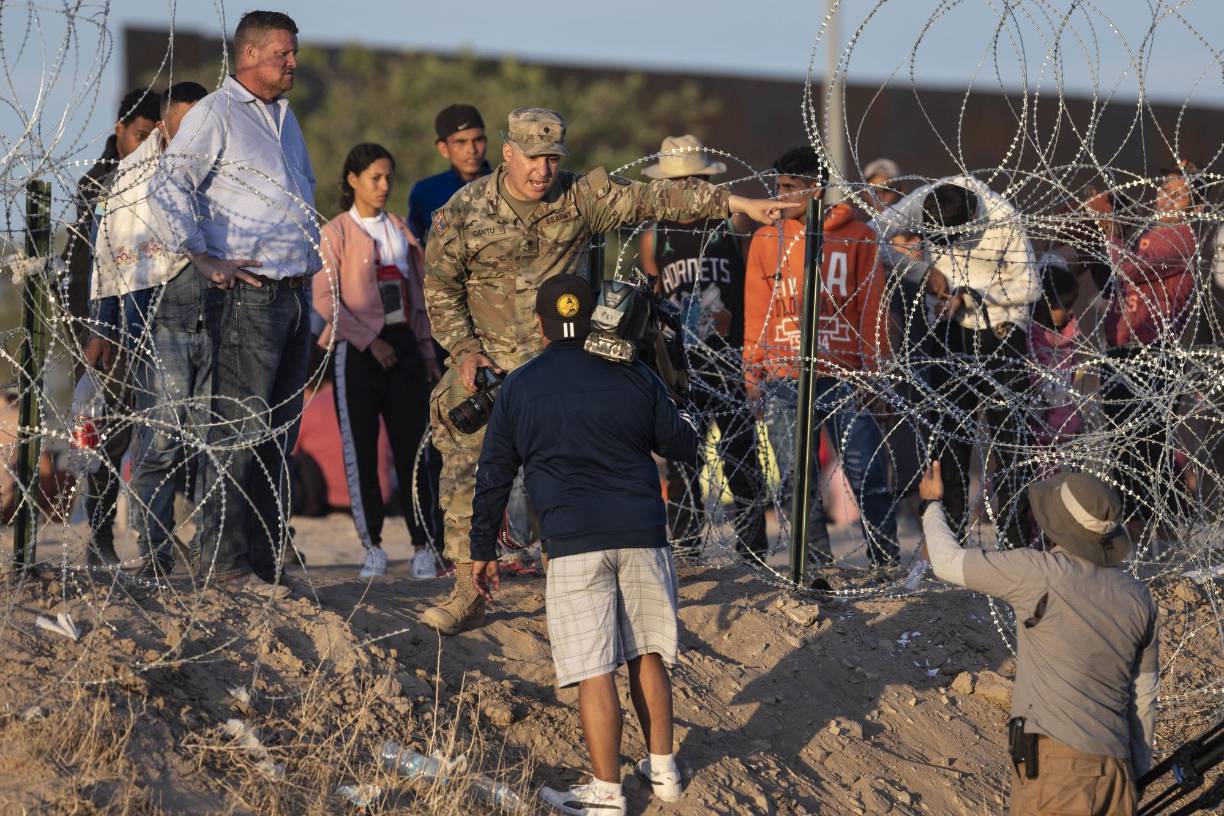 En previsión de una situación “caótica”, el presidente Joe Biden cuenta con 24.000 agentes en la frontera con México para atender a los <b>migrantes</b> que tomen “vías legales” para entrar al país y expulsar a los demás cuando el jueves expire una norma ligada a la pandemia.