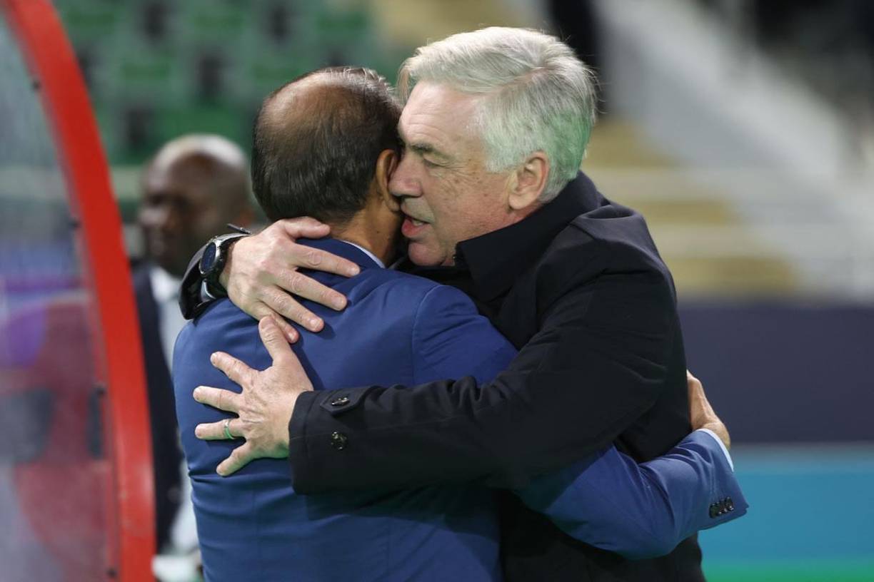 El tremendo abrazo que se dieron Carlo Ancelotti y Ramón Díaz, entrenador del Al Hilal.