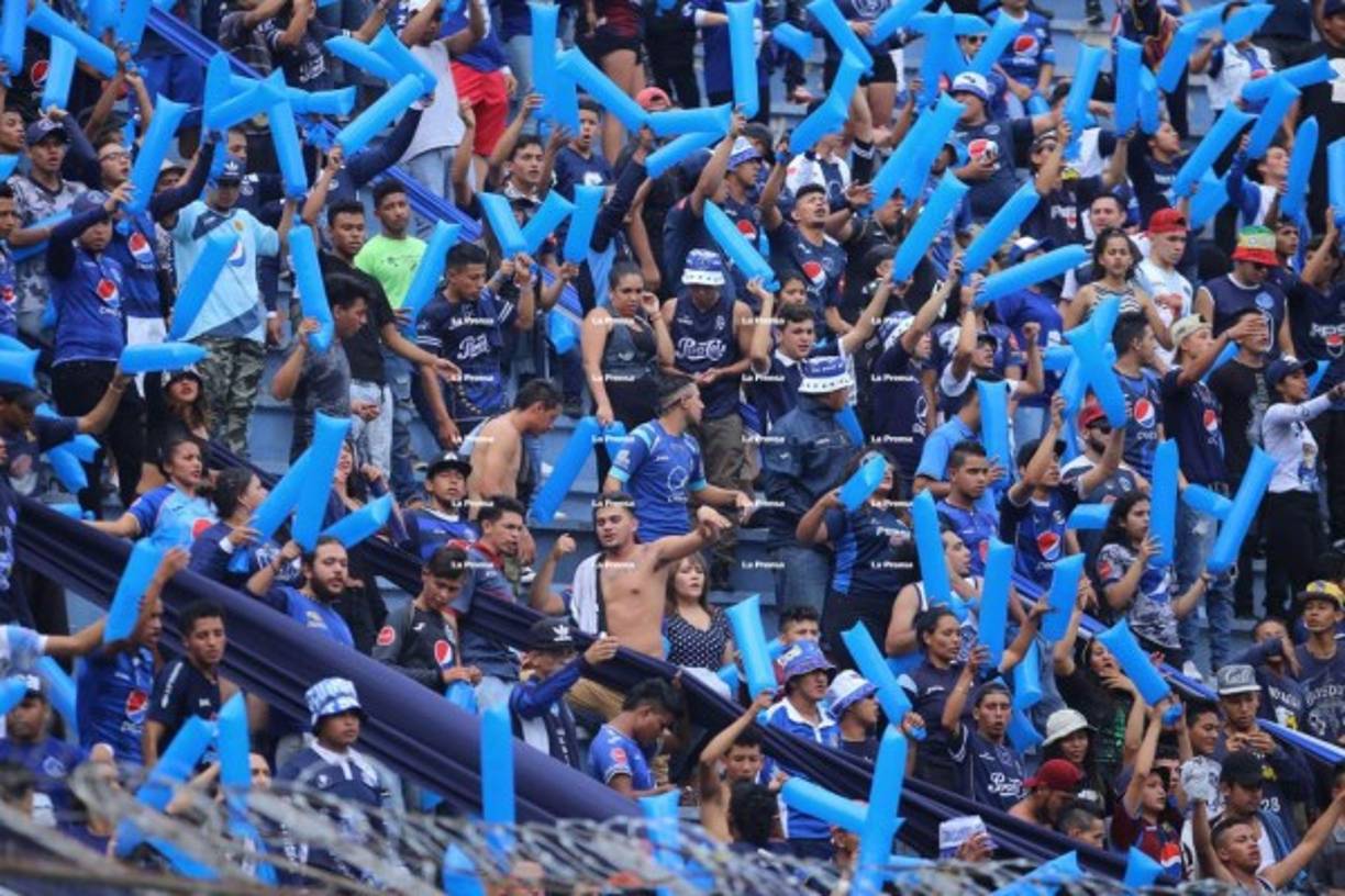 El estadio Nacional de Tegucigalpa lució sus mejores galas para la ida de semifinales.