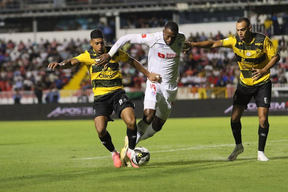 Yustin Arboleda entró en el segundo tiempo y le dio tarea a la defensa del Real España.