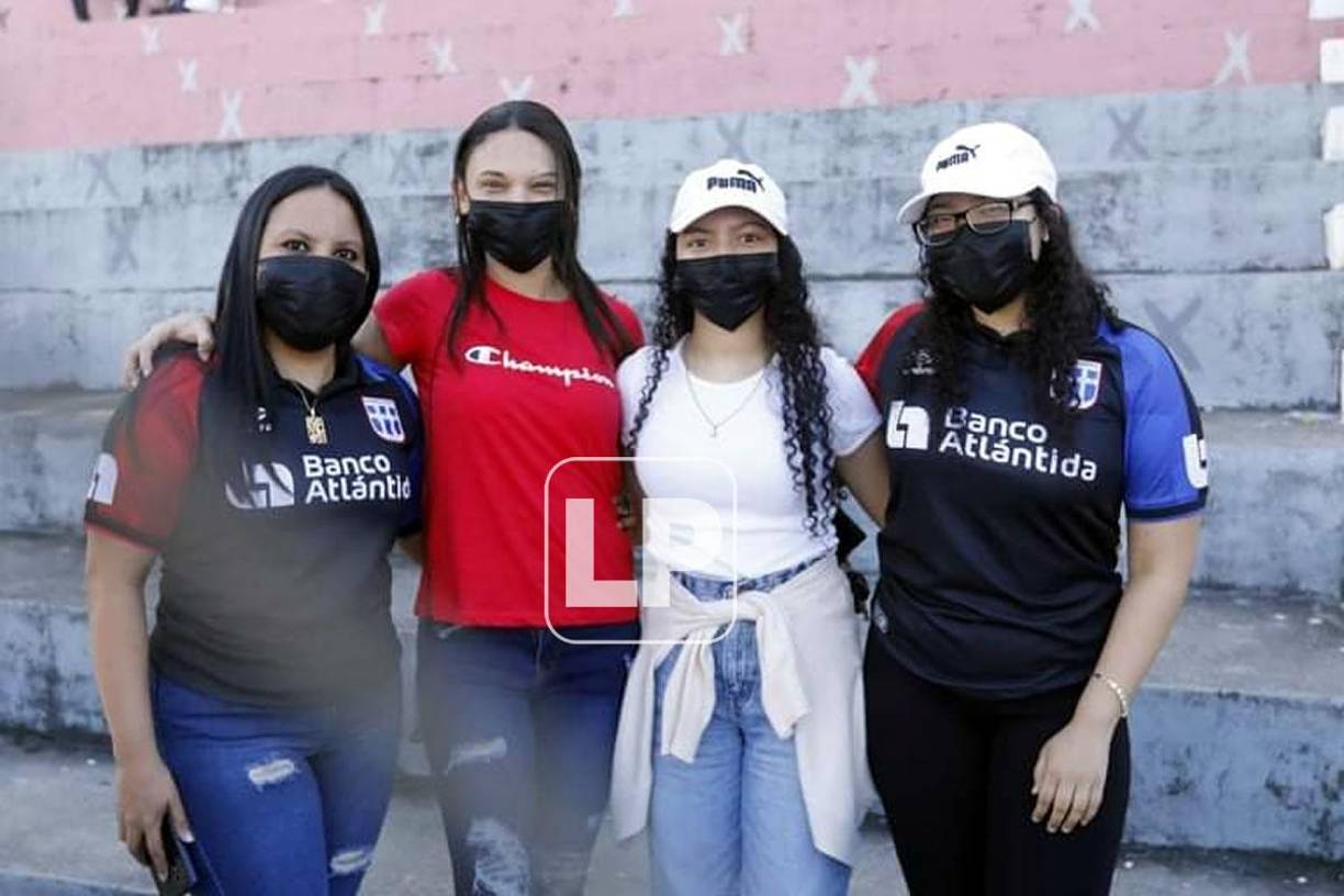 Aficionadas del Olimpia posando para el lente de Grupo OPSA en el estadio Ceibeño.