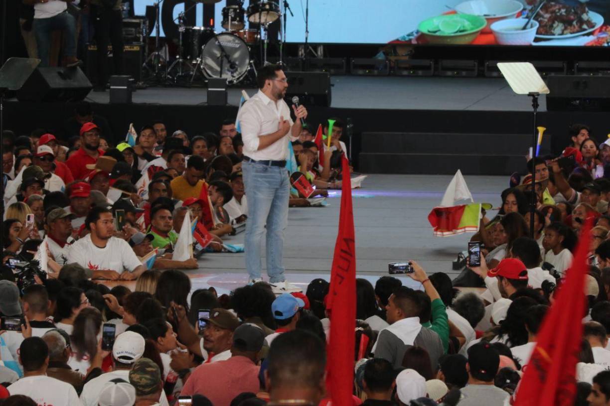 Cálix ante la multitudinaria concentración política dijo que: “A los mareros, corruptos y narcotraficantes, hagan sus maletas porque les queda poco tiempo”.