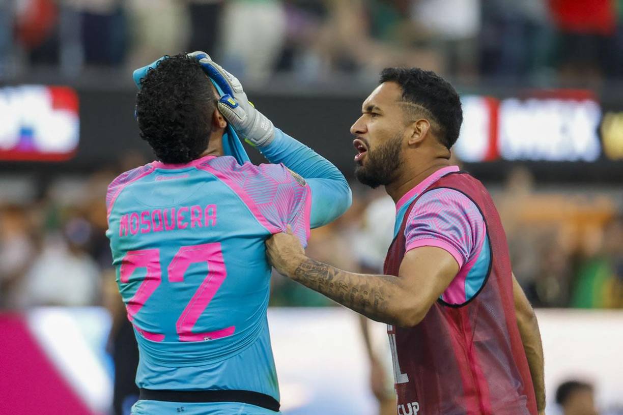 César Samudio, portero del Marathón, consoló a su compañero Orlando Mosquera tras perder la final de la Copa Oro 2023.