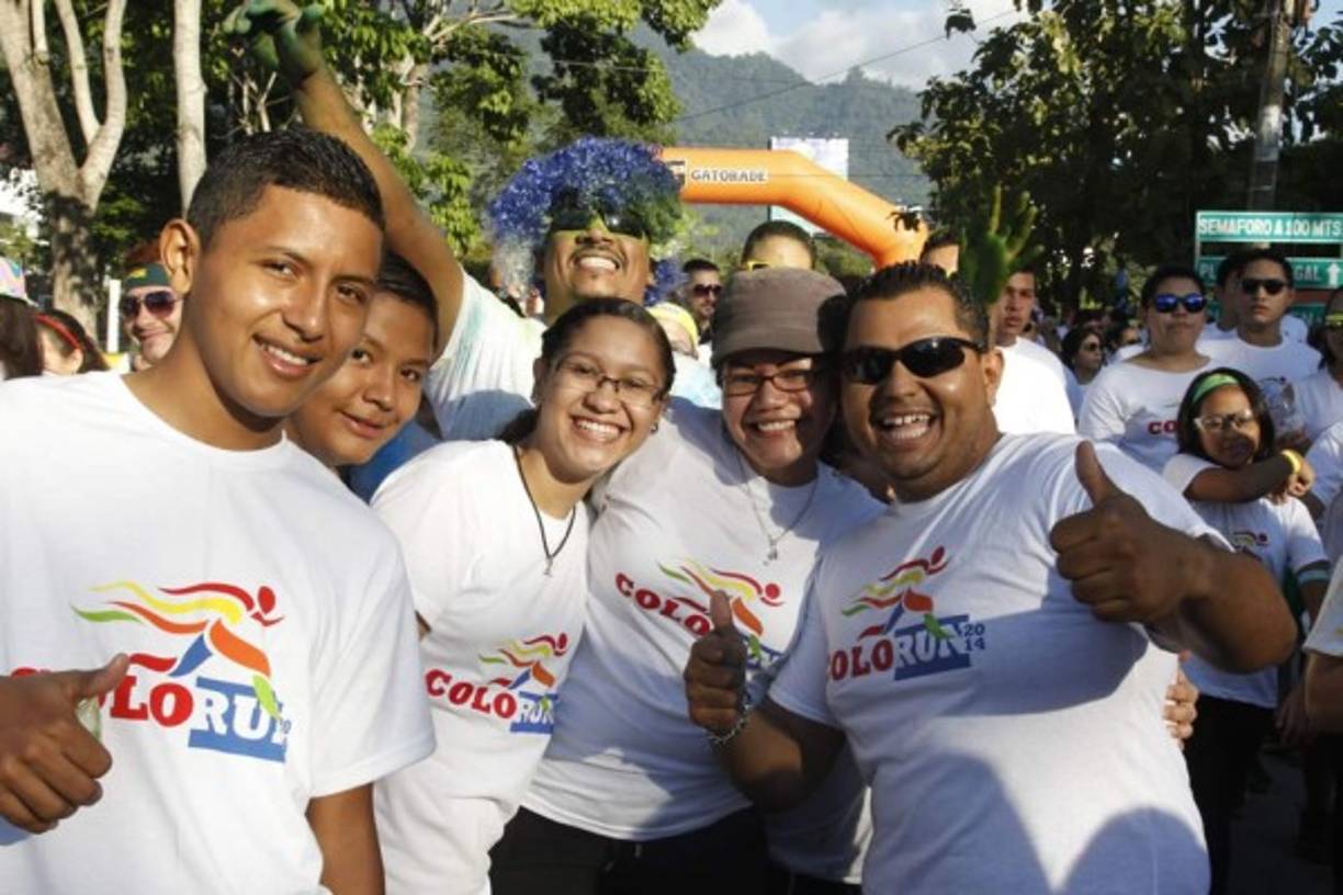 Desde esa hora miles de competidores fueron recibidos con venta de comida, música y calentamiento con zumba en el día más colorido del año como se le denomina a esta actividad.
