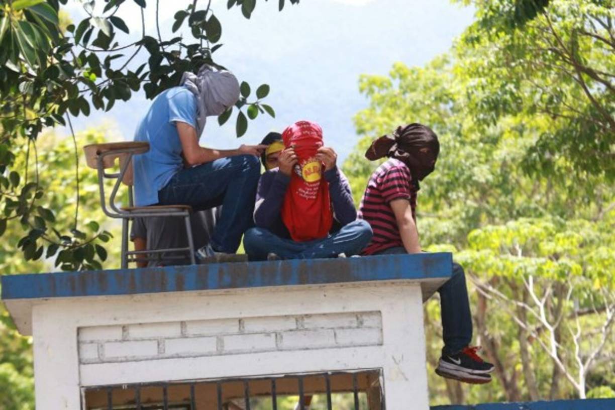 Estudiantes de la Unah-vs que mantienen toma las instalaciones.